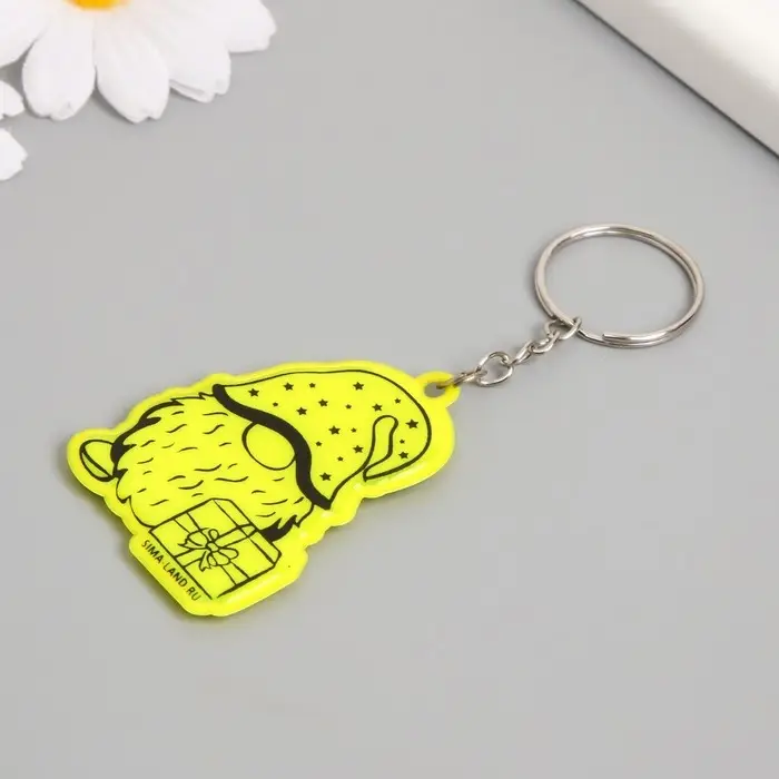 Брелок пластик светоотражающий "Гномик с подарком"  5,5х3,8 см