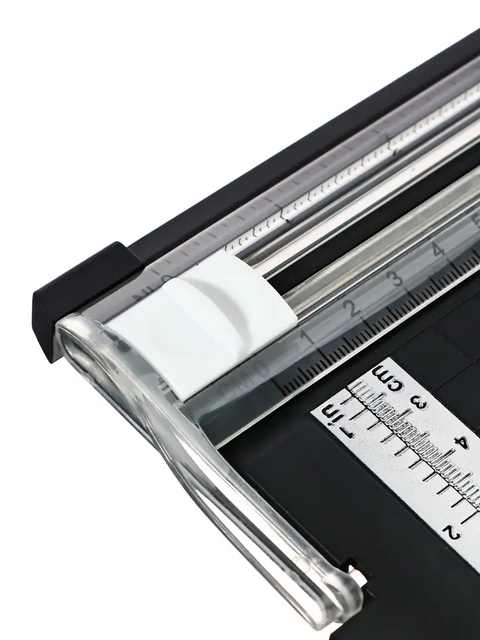 Резак для бумаги роликовый А4, до 3 листов,безопасное лезвие, длина реза 300мм,корпус черный