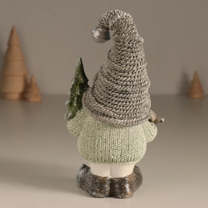 Сувенир полистоун "Дед Мороз в колпаке с бубенчиком, с ёлкой и птицей" серый 10х7,2х17,5 см   103259