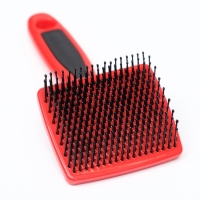 Пуходерка пластиковая мягкая с закругленными зубьями, малая, 6 х 13,5 см, чёрно-красная Пуходерка пластиковая мягкая с закругленными зубьями, малая, 6 х 13,5 см, чёрно-красная