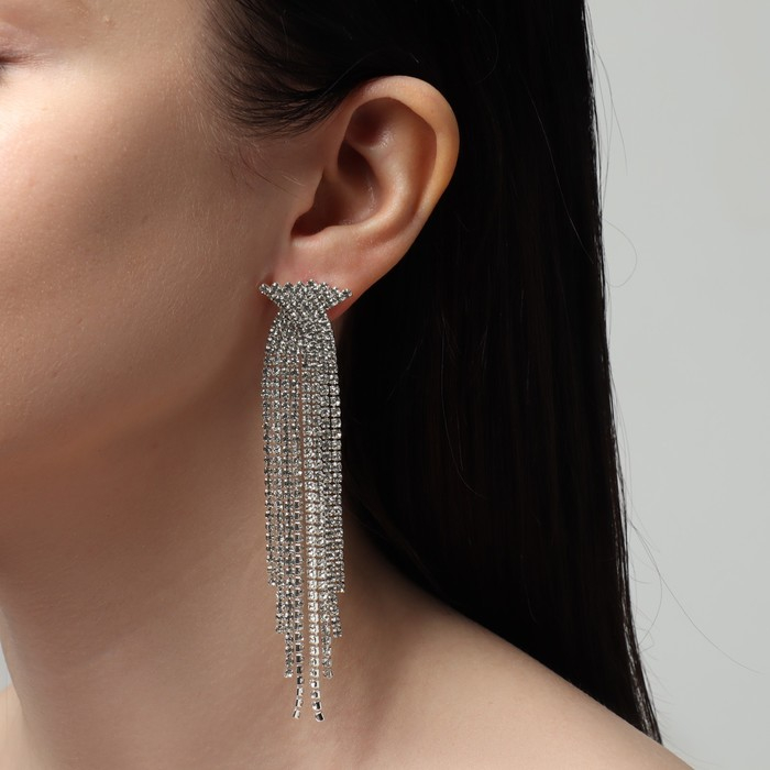 Серьги висячие со стразами &laquo;Водопад&raquo; бантик, цвет белый в серебре,10 см