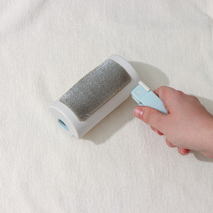 Ролик для одежды с велюровой щёткой, 55 листов, цвет белый с голубым