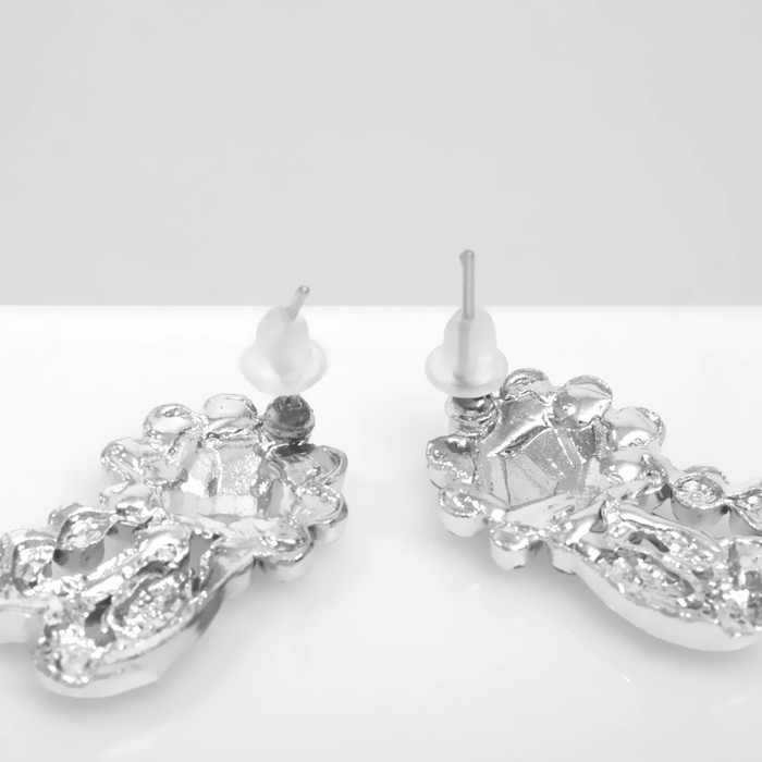 Серьги со стразами «Цветы» изгибы, цвет белый в серебре Серьги со стразами «Цветы» изгибы, цвет белый в серебре