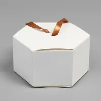 Коробка шестигранная, с окном, белый, 20&times;12&times;7 см