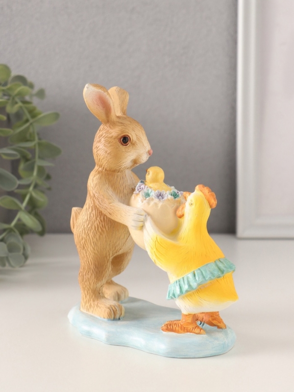 Сувенир полистоун "Зайчик и курочка с цыплёнком в скорлупе" 12х6х14 см
