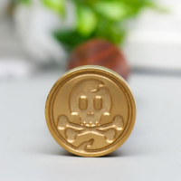 Печать для сургуча с деревянной ручкой "Череп и кости" 9х2,5х2,5 см Печать для сургуча с деревянной ручкой "Череп и кости" 9х2,5х2,5 см