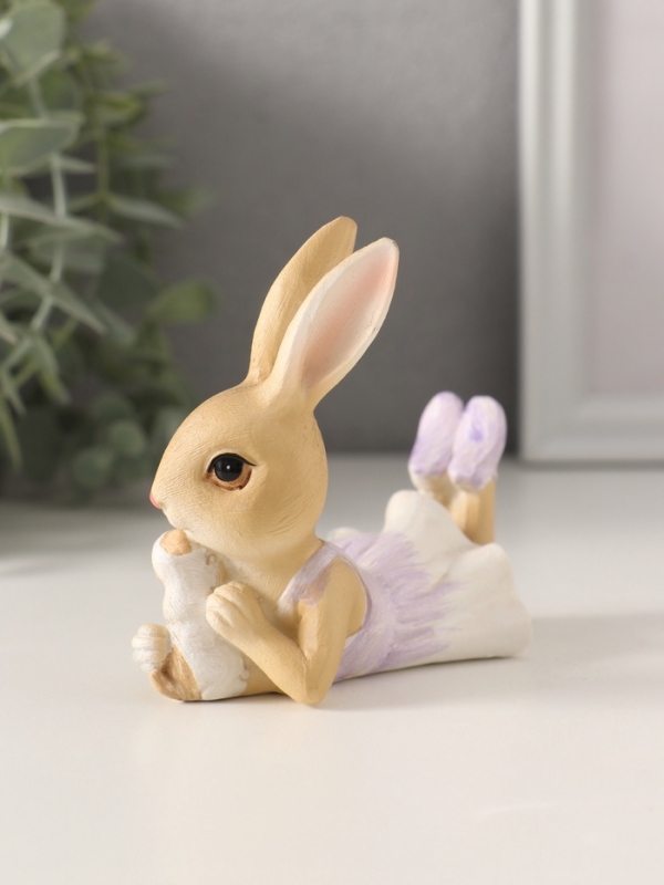 Сувенир полистоун "Зайка в сиреневом сарафане с щеночком" 10х5,5х9 см