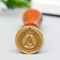 Печать для сургуча с деревянной ручкой "Корона с буквой A" 9х2,5х2,5 см Печать для сургуча с деревянной ручкой "Корона с буквой A" 9х2,5х2,5 см