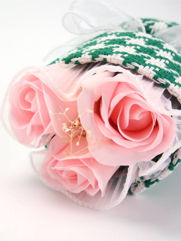 Букет из трех розовых мыльных роз