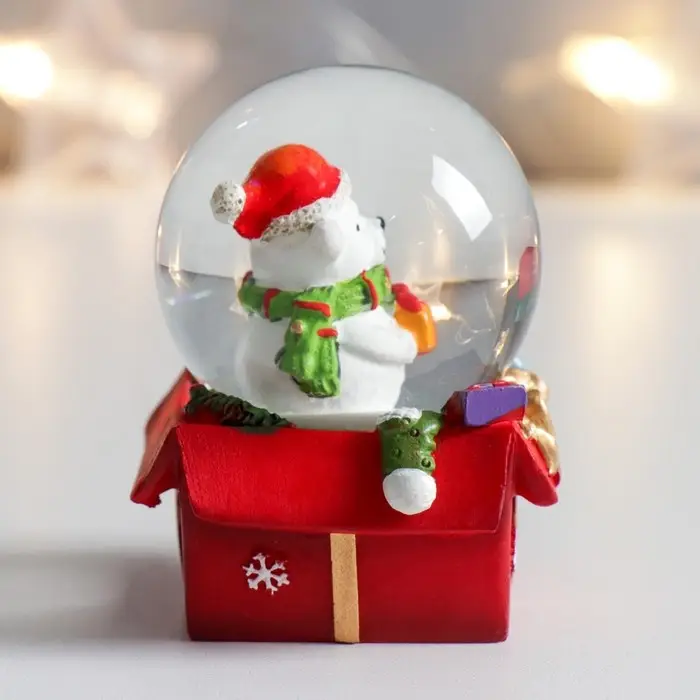 Сувенир полистоун водяной шар "Медвежонок с подарочком" 4,5х4,5х6,5 см