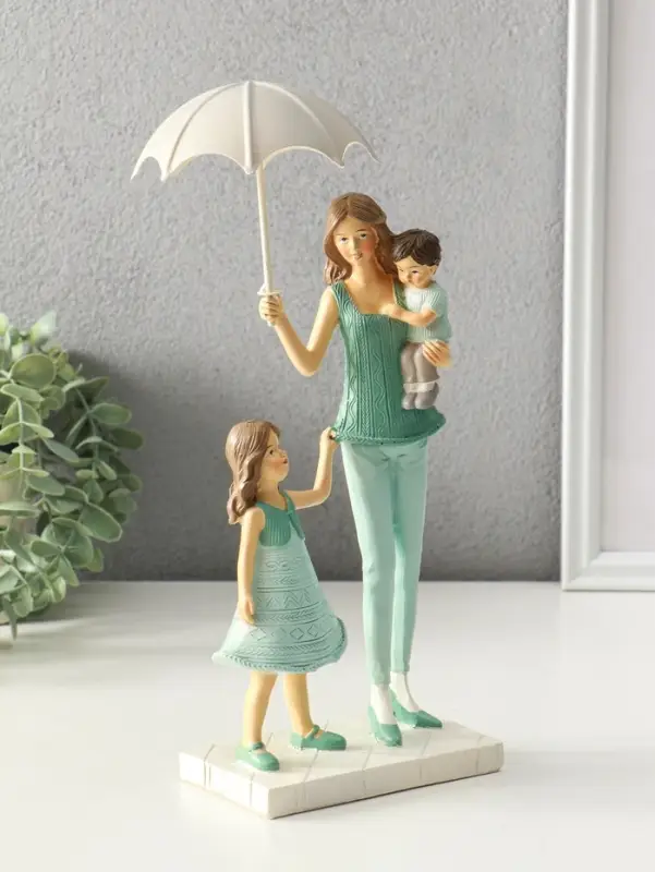 Сувенир полистоун "Мама с детьми в вязанных нарядах, под зонтом" 7,5х12,5х24 см