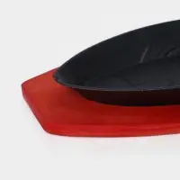 Сковорода чугунная на деревянной подставке &laquo;Рыбка&raquo;, 30&times;13&times;3 см, цвет чёрный