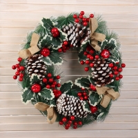 Венок новогодний d-40 см "Лесной фестиваль" листочки ягоды шишки Венок новогодний d-40 см "Лесной фестиваль" листочки ягоды шишки