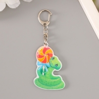 Брелок акрил "Змеёныш с леденцом" 6х4,1 см Брелок акрил "Змеёныш с леденцом" 6х4,1 см