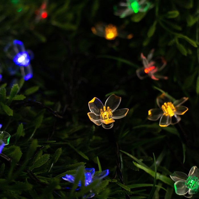 Гирлянда &laquo;Нить&raquo;, 4.5 м, с насадками в виде ромашек, IP44, 30 LED, 2 режима, солнечная батарея, тёмная нить, свечение мульти