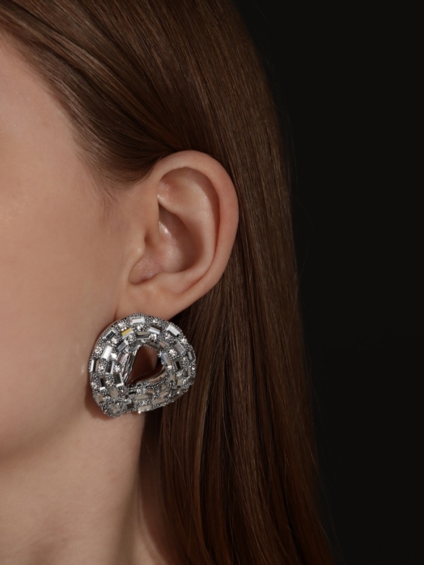 Серьги со стразами &laquo;Блеск&raquo; бублик, белые в серебре