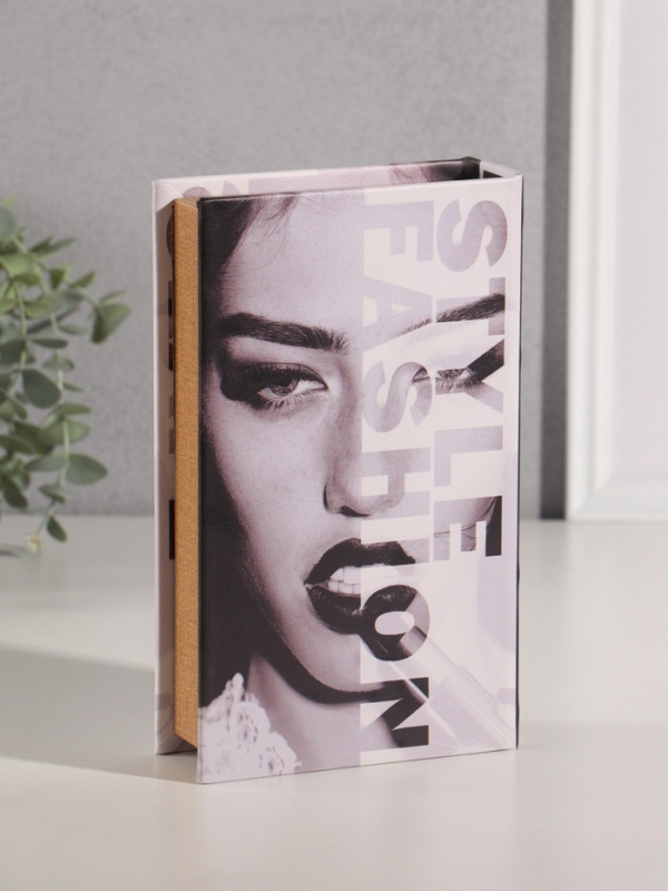 Сейф-книга дерево кожзам "Стиль и мода" 21х13х5 см