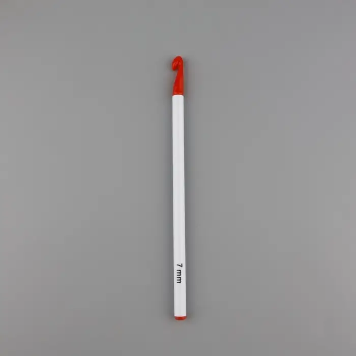 Крючок для вязания, d=7 мм, 16 см, цвет белый/красный