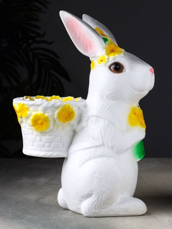 Фигура "Зайка с корзинкой кашпо" 15х25х38 см