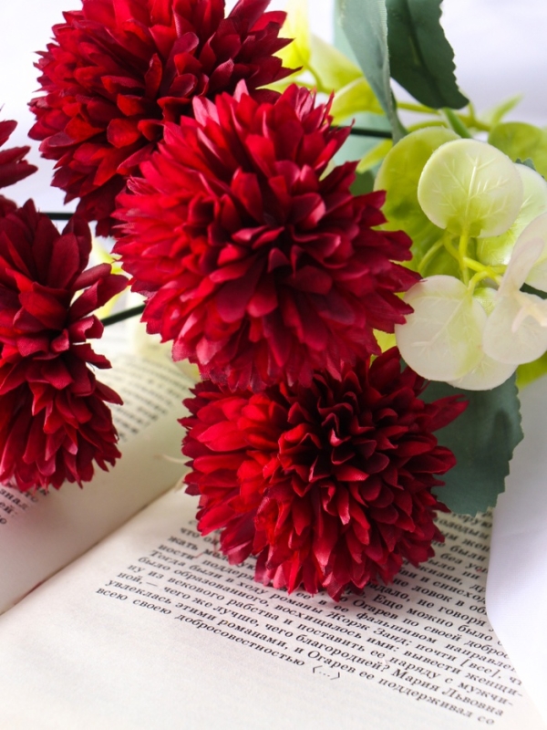 Букет "Хризантема пышная с зеленью" 26 см, микс