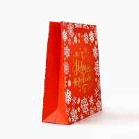 Пакет подарочный новогодний ламинированный &laquo;Золотые снежинки&raquo;, тиснение, M 30&times;26&times;9 см