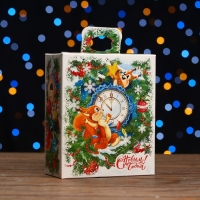 Новый год. Коробка подарочная "Белки и стрелки", 15,5 х 7 х 18,5 см. Новый год. Коробка подарочная "Белки и стрелки", 15,5 х 7 х 18,5 см.