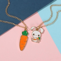 Кулоны &laquo;Неразлучники&raquo; морковка с зайцем, цвет бело-оранжевый в золоте, 45 см