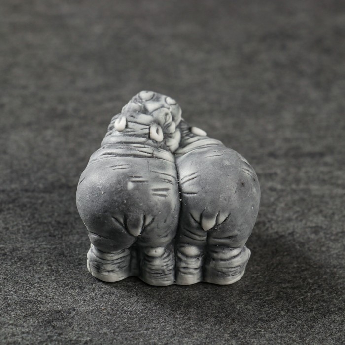 Сувенир "Бегемотики маленькие (сердечком)" 3,2см