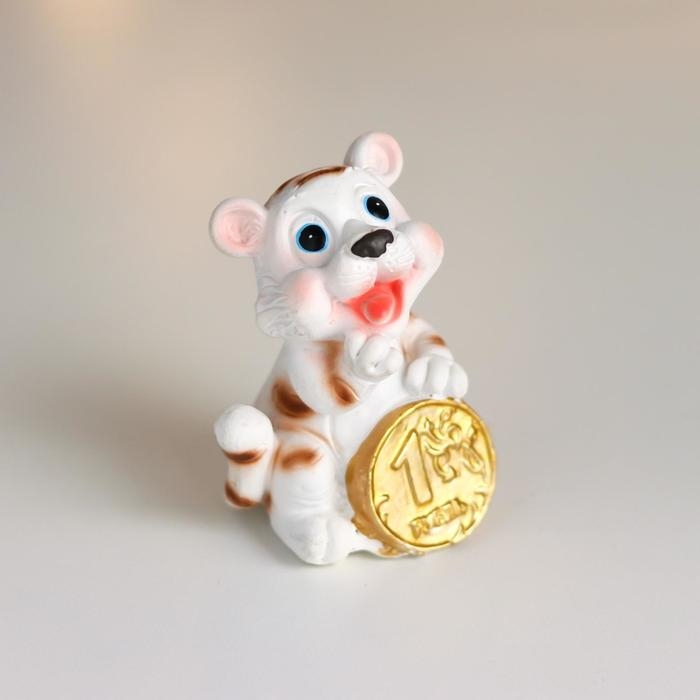 Сувенир полистоун "Тигрёнок с золотым рублём/подковой" МИКС 6,8х4,7х5,5 см