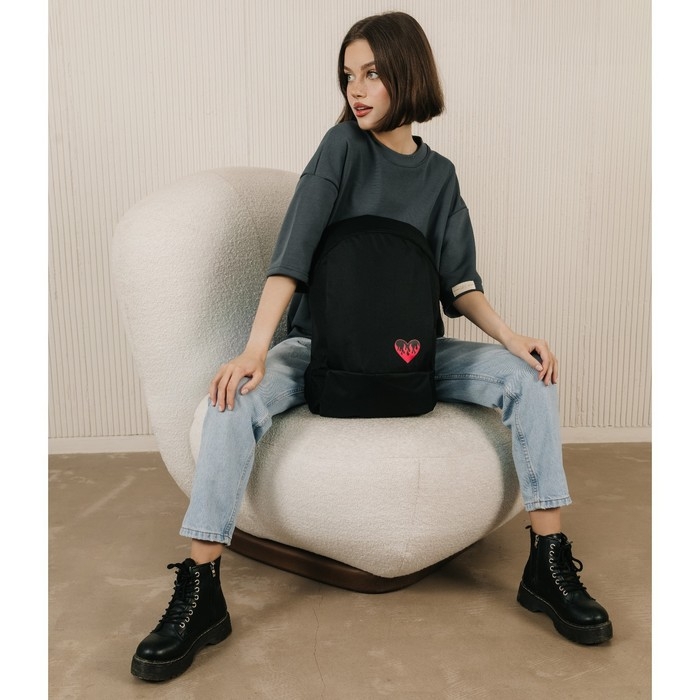 Рюкзак школьный текстильный &laquo;Сердце&raquo;, 46х30х10 см, вертикальный карман, цвет чёрный