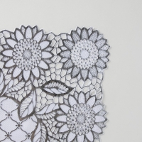 Салфетка ажурная для стола &laquo;Букет&raquo;, 84&times;40 см, ПВХ, цвет серебро