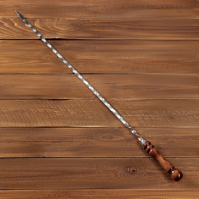 Шампур с деревянной ручкой, рабочая длина - 60 см, ширина - 10 мм, толщина - 2.5 мм, с узором