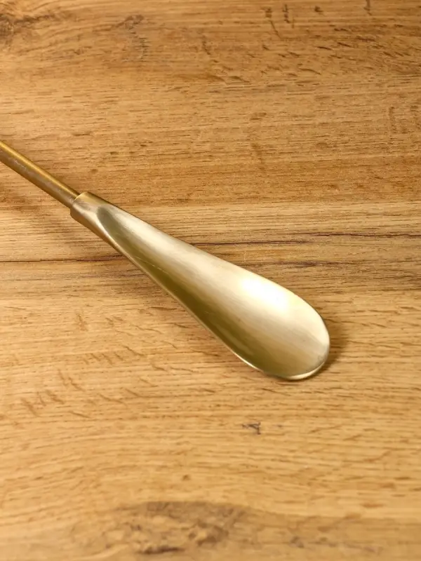 Ложка для обуви "Еловая шишка" латунь, манговое дерево 56 см