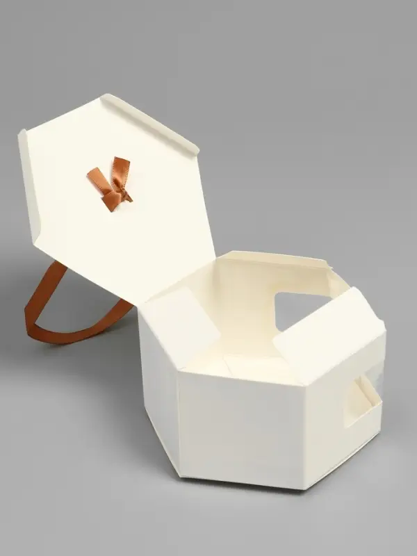 Коробка шестигранная, с окном, белый, 20&times;12&times;7 см