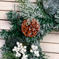 Венок новогодний d- 30 см "Уютная сказка" ягоды в снегу шишки Венок новогодний d- 30 см "Уютная сказка" ягоды в снегу шишки