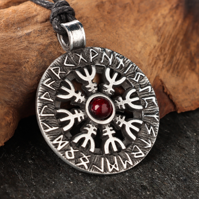 Амулет Амулет "Агисхьяльм" с камнем гранат, 35х42 мм, металлический