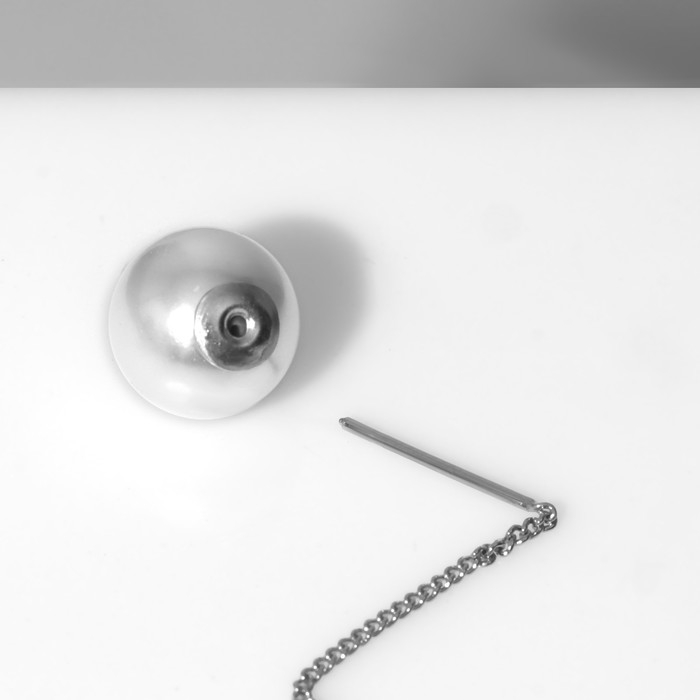 Серьги с жемчугом &laquo;Цепочки&raquo; цветок и бусина, цвет белый в серебре, шар №10