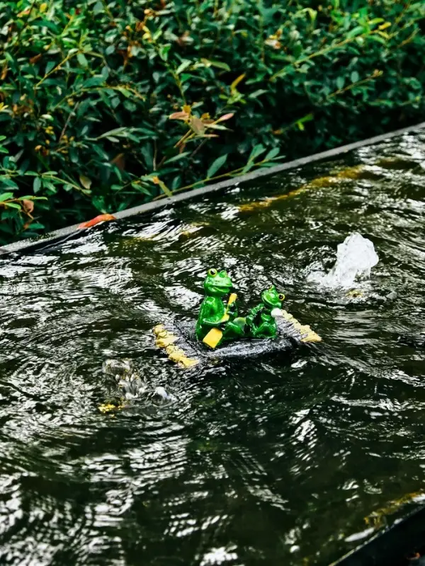 Садовая фигура 17 х 11 х 9,5 см "Лягушки на плоту" Водоплавающая