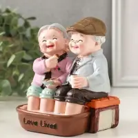 Сувенир полистоун "Дедуля с бабулей - спа процедуры" 11х9,5х12,5 см