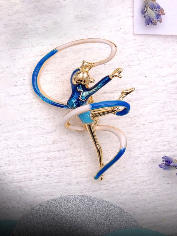 Брошь &laquo;Гимнастка&raquo; с лентой, цвет синий в золоте