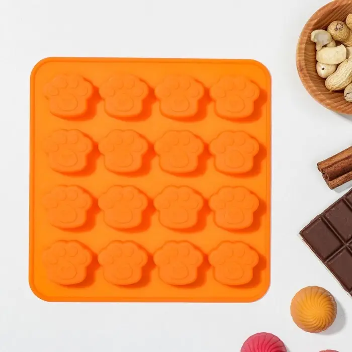 Форма для конфет и шоколада Доляна &laquo;Лапки&raquo;, силикон, 16&times;15,5 см, 16 ячеек (3&times;2,7&times;0,5 см), цвет МИКС