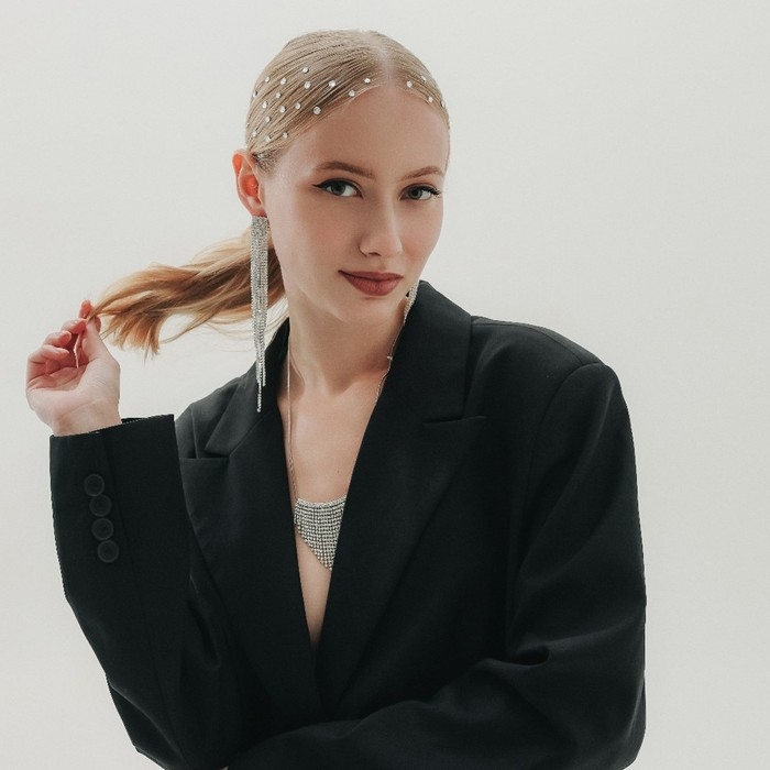 Серьги висячие со стразами &laquo;Водопад&raquo; мини квадрат, цвет белый в серебре, 14 см