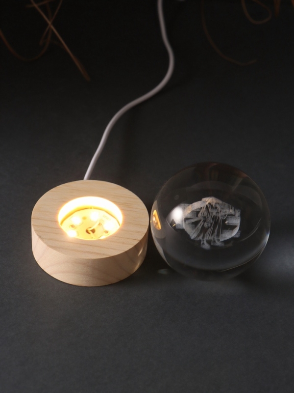 Сувенир стекло подсветка "Шар. Самурай" d=6 см подставка дерево, USB