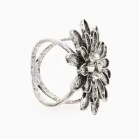 Кольцо для платка "Цветок Хризантема", цвет белый в чернёном серебре