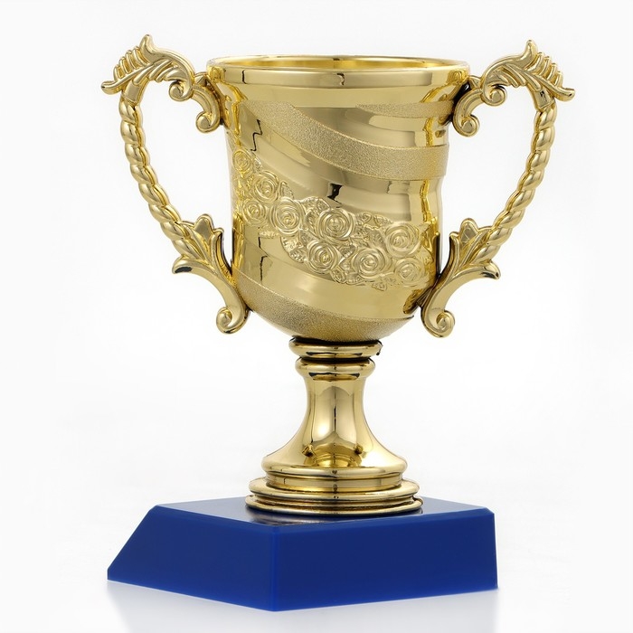 Кубок 058, наградная фигура, золото, подставка пластик, 12,2 х 10,3 х 6,5 см.
