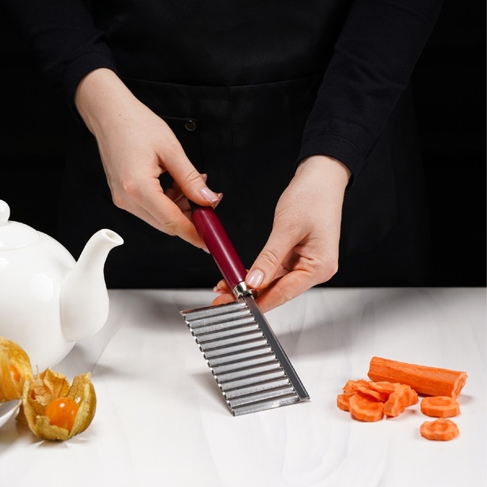 Нож для фигурной резки Доляна &laquo;Вкус&raquo;, 18,5&times;5,5 см, цвет бордовый