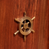 Ключница "Штурвал" 18х9х30 см, дерево шишам Ключница "Штурвал" 18х9х30 см, дерево шишам