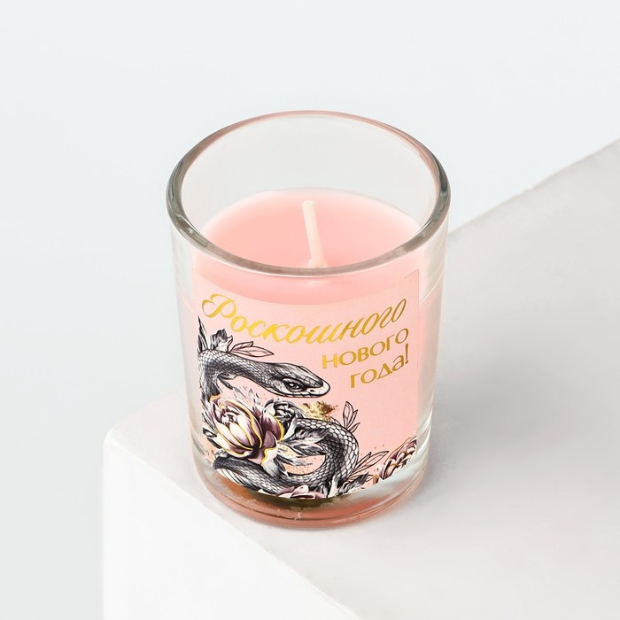 Новогодняя свеча с наклейкой &laquo;Новый год: Роскошного года&raquo;, аромат карамель,5х6х5 см