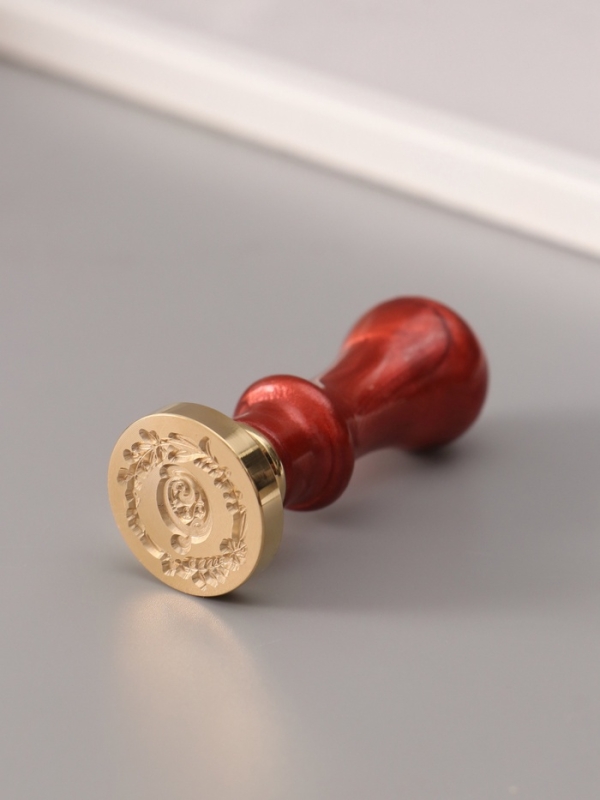 Печать для сургуча с пластиковой ручкой "Венок с буквой Q" 2,5х2,5х6,3 см