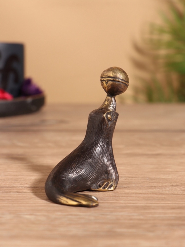 Сувенир бронза "Тюлень с мячом" 7х4х7 см